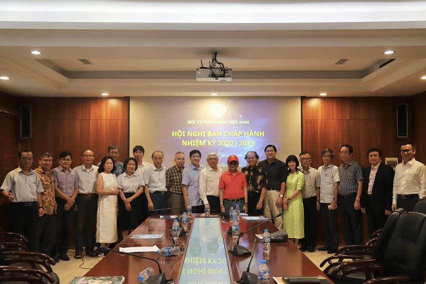 Lãnh đạo VAA và các đại biểu chụp ảnh tại Hội nghị Ban Chấp hành